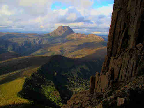 800px_cradle_mountain_seen_from_barn_bluff.jpg